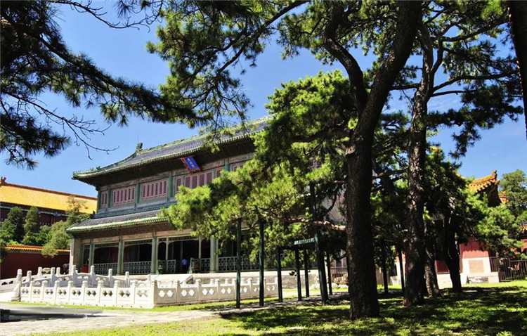 莊嚴(yán)氣派，文淵中學(xué)出入口銅門樓與圖書館銅裝飾