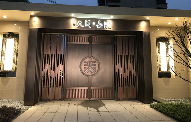銅門成為富豪別墅的門面，誰在背后推動？