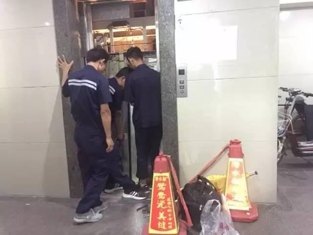  危險(xiǎn)！千萬別再用身體擋電梯自動門了