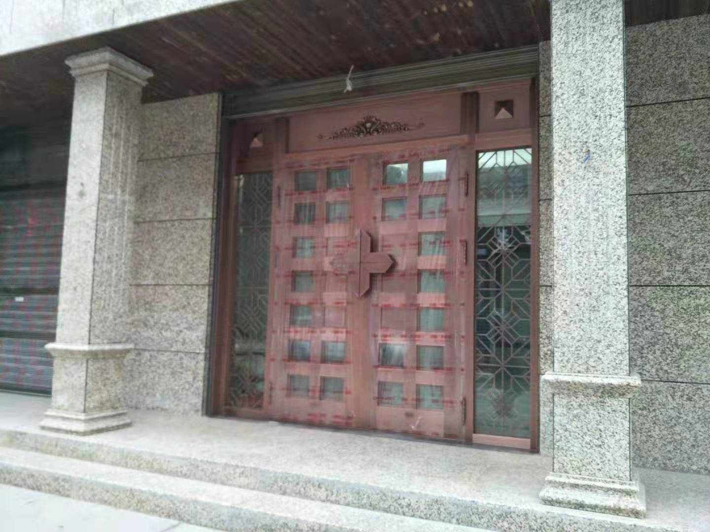 涇陽(yáng)茶店雙開(kāi)玻璃銅門(mén)