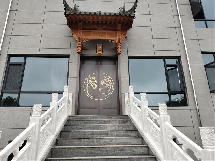 后門——對開銅門繼承了傳統的純中式的風格