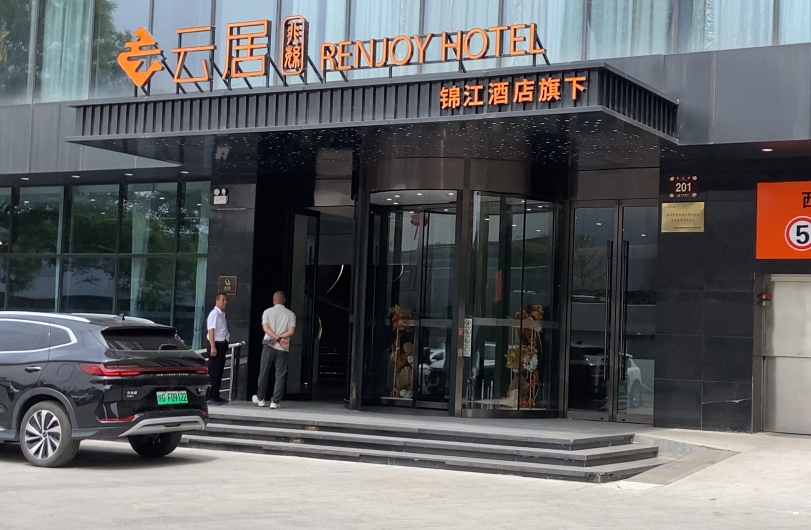 云居酒店打造西北首座智能兩翼旋轉(zhuǎn)門